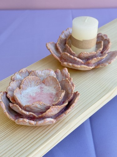 ceramiczny świecznik na podgrzewacze, ceramiczny świecznik kwiatek, kamionka, odcienie różu, wykonany ręcznie, ręcznie malowany