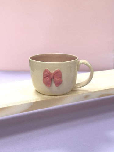 Kubek ceramiczny z kokardką, wykonany ręcznie, różowy w środku