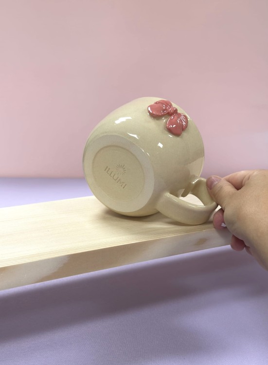 Kubek ceramiczny z kokardką, wykonany ręcznie, różowy w środku