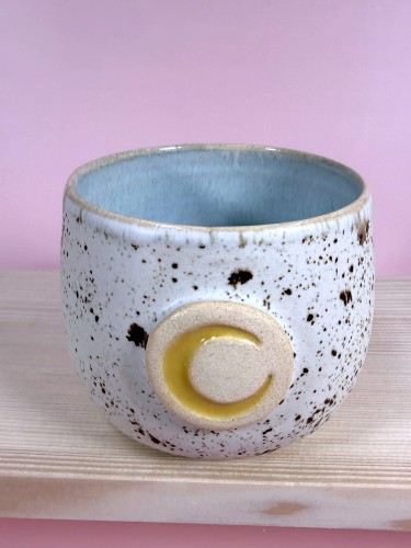 ręcznie robiona czarka, czarka ceramiczna z księżycem, czarka ręcznie malowana, czarka kakao ceremonialne, czarka do matchy, czarka handmade, ceramika artystyczna, czarka w kropki