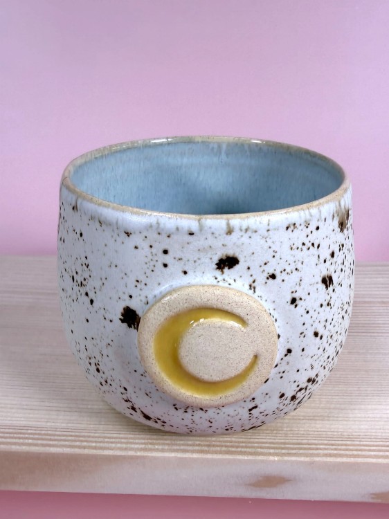 ręcznie robiona czarka, czarka ceramiczna z księżycem, czarka ręcznie malowana, czarka kakao ceremonialne, czarka do matchy, czarka handmade, ceramika artystyczna, czarka w kropki