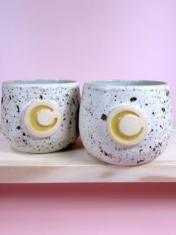 ręcznie robiona czarka, czarka ceramiczna z księżycem, czarka ręcznie malowana, czarka kakao ceremonialne, czarka do matchy, czarka handmade, ceramika artystyczna, czarka w kropki