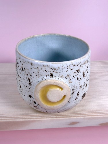 ręcznie robiona czarka, czarka ceramiczna z księżycem, czarka ręcznie malowana, czarka kakao ceremonialne, czarka do matchy, czarka handmade, ceramika artystyczna, czarka w kropki