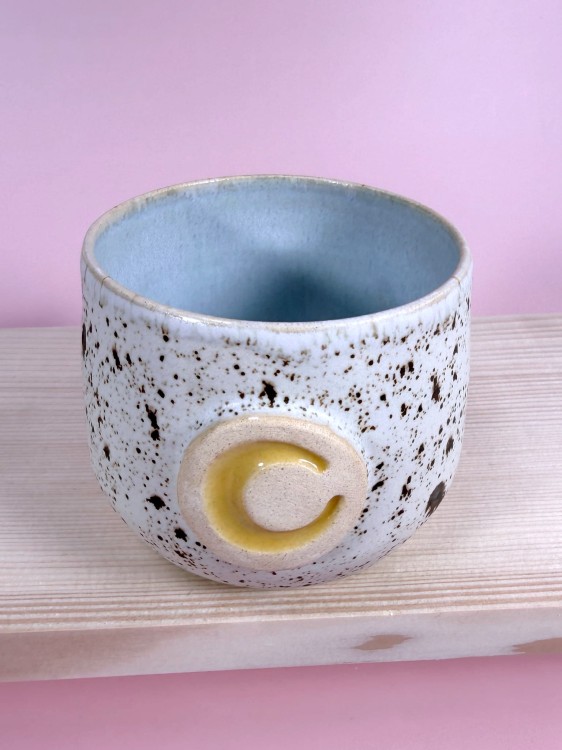 ręcznie robiona czarka, czarka ceramiczna z księżycem, czarka ręcznie malowana, czarka kakao ceremonialne, czarka do matchy, czarka handmade, ceramika artystyczna, czarka w kropki