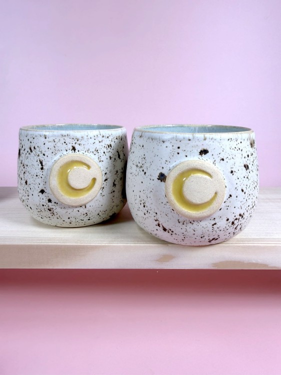 ręcznie robiona czarka, czarka ceramiczna z księżycem, czarka ręcznie malowana, czarka kakao ceremonialne, czarka do matchy, czarka handmade, ceramika artystyczna, czarka w kropki