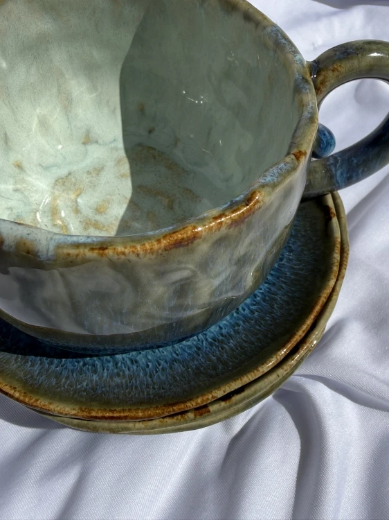 kubek ceramiczny ręcznie robiony, kubek handmade z efektem flow glaze, kubek ceramiczny morski odcień, płynące szkliwo kubek, kubek morski handmade