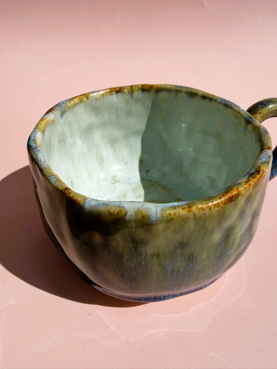 kubek ceramiczny ręcznie robiony, kubek handmade z efektem flow glaze, kubek ceramiczny morski odcień, płynące szkliwo kubek, kubek morski handmade