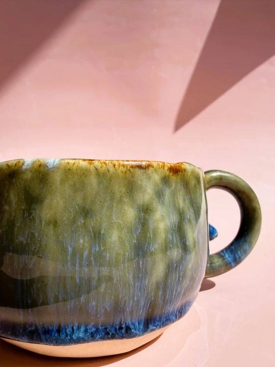 kubek ceramiczny ręcznie robiony, kubek handmade z efektem flow glaze, kubek ceramiczny morski odcień, płynące szkliwo kubek, kubek morski handmade